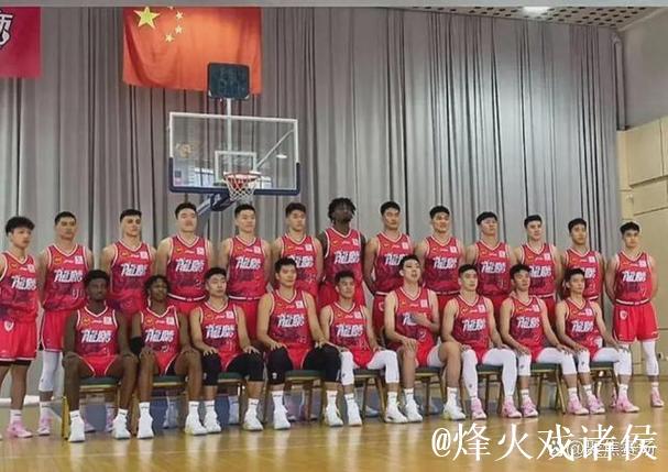 广州男篮社媒分享新赛季球队定妆照：新赛季各式各样的组合