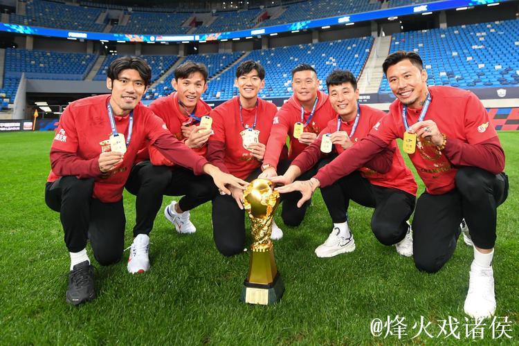 上海海港领取本赛季中超联赛冠军奖杯！