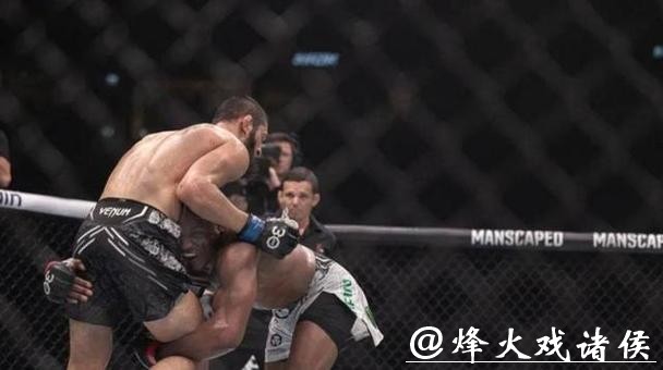 为什么奇马耶夫骨头琼斯只敢叫阵佩雷拉,却不敢挑战铁血,因为铁血的重拳一拳能把人打半死,佩雷拉根本不在一个层次 为什么奇马耶夫骨头琼斯只敢叫阵佩雷拉,却不敢挑战铁血,因为铁血的重拳一拳能把人打半死,佩雷拉根本不在一个层次